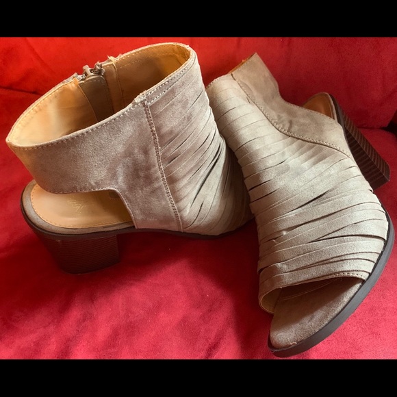 New Directions Dress Sandals 3.5" Stack Heel - Picture 2 of 4